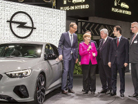 Bundeskanzlerin Merkel besucht Opel auf der IAA